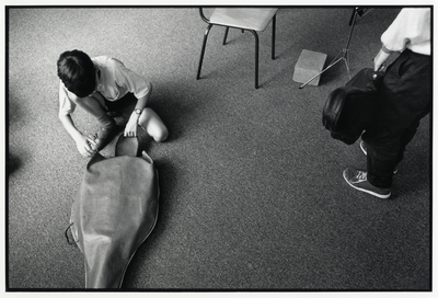 108048 Afbeelding van kinderen na afloop van een repetitie in de Gemeentelijke Muziekschool (Domplein 4) te Utrecht.